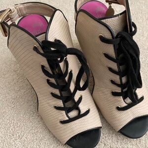 Juicy Couture Women's Black and Tan Heels sz 6